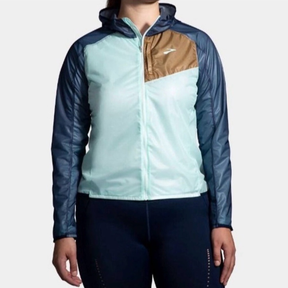 NWT Brooks All Altitude Windproof Jacket Size Medium in Ice‎ Blue Multi